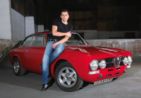 Raffaele Porfido vor rotem Alfa Romeo